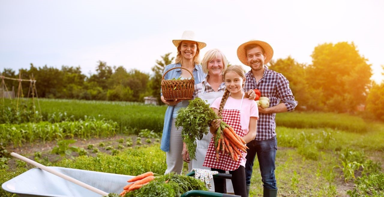 Tante Emma Garten: Familie mit Ernte