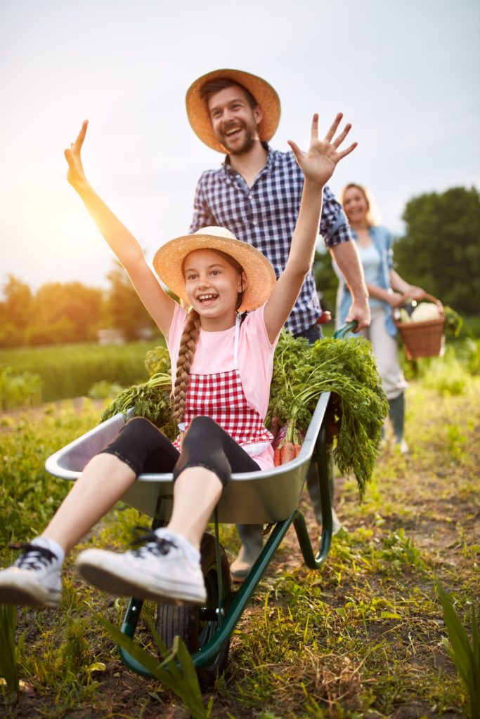 Tante Emma Garten: Mädchen auf Schubkarre, Vater und Mutter